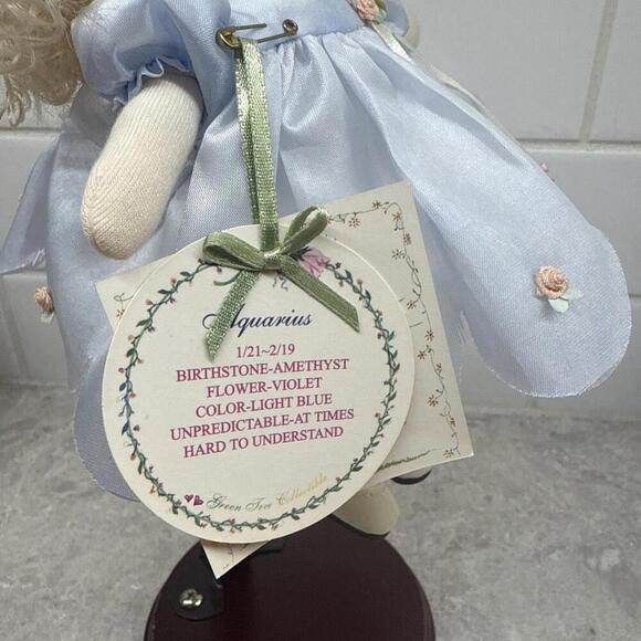 Vintage Greentree music box 8” doll of the month Aquarius with tags, stand. - Picture 5 of 15